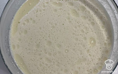 Готовим тесто для блинчиков. Взбалтываем яйцо с сахаром и солью, добавляем молоко и воду. Взбалтываем и постепенно добавляем просеянную муку. 