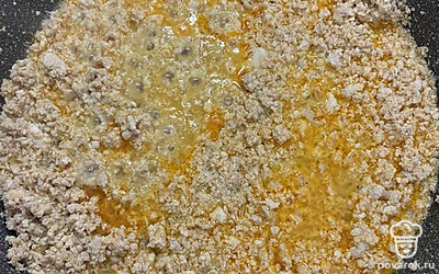 Готовим начинку. Мелко нарезаем лук и обжариваем на сковороде. Добавляем фарш и обжариваем 5 минут. Добавляем соль и воду, тушим до готовности. 