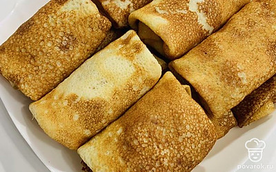 В блинчики кладём начинку и сворачиваем конвертиком. 