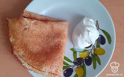 Блинчики сами по себе получаются очень вкусными. Но лично я люблю блины со сметаной. 