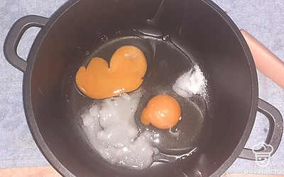 В кастрюлю, где мы будем делать тесто, добавляем яйца, соду и сахар. Перемешиваем минуты 3. Затем добавляем теплый кефир и снова перемешиваем 