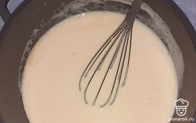Тонкой струйкой вливаем кипяченую воду, непрерывно взбивая. 
