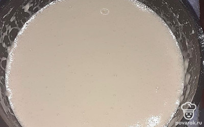 Просеиваем в тесто муку до тех пор, пока исчезнут комочки и добавляем соду. Перемешиваем. Добавляем растительное масло и так же перемешиваем. Тесто готово.