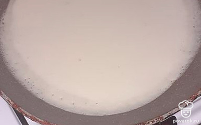 Готовим блины на раскалённой сковороде. Перед каждой порцией тесто стоит немного перемешать, чтобы мука не осела.