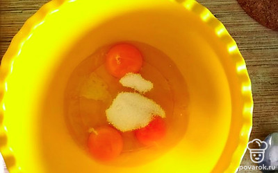 Яйца взбить с сахаром и солью, добавить молоко (250 гр). 