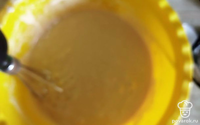 Добавить муку, перемешать тесто до гладкости. Добавить оставшееся молоко, тщательно перемешать и процедить тесто через сито. 