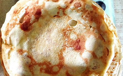 Добавить подсолнечное масло, ещё раз перемешать. Можно выпекать блины.