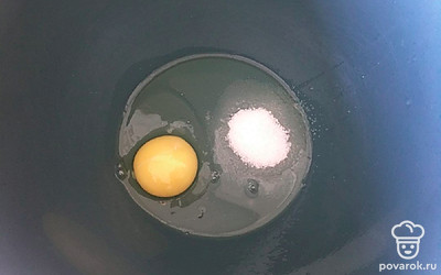Смешайте в миске яйцо и сахар. Перемешайте миксером.