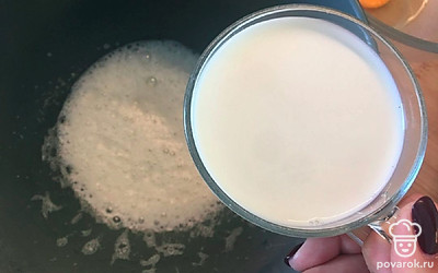 Добавьте соль и теплое молоко.