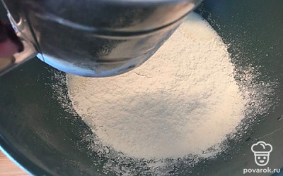 Просейте муку, добавляя ее постепенно и сразу перемешивая, чтобы не было комочков.