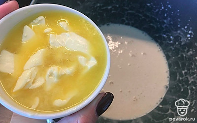 Растопите в микроволновке сливочное масло и добавьте в тесто.