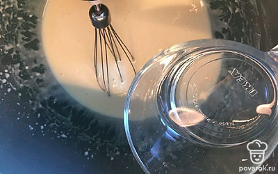 Влейте кипяток и все тщательно размешайте. Тесто должно получиться жидкое.