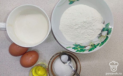 Ряженку налейте в чашку. Яйца положите на стол. Сахар и соду насыпьте в тары. Масло налейте в стакан.