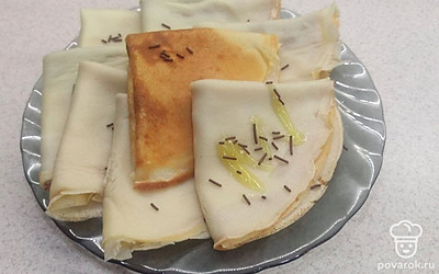 Готовые блины положите на тарелку и украсьте присыпкой.