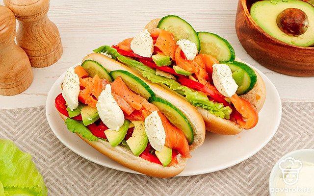 Хот-дог со слабосоленым лососем — Рецепт с фото