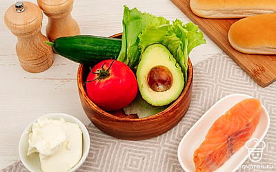 Тщательно промойте овощи, очистите авокадо от кожуры и извлеките косточку.