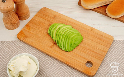 Тонкими ломтиками нарежьте половинку авокадо и кружочками - помидор и огурец.