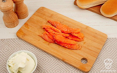 Семгу нарежьте небольшими ломтиками-полосками.