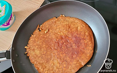 Пожарить массу на сковороде до золотистого цвета с каждой стороны.