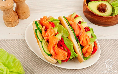 Добавьте ломтики авокадо и сверху выложите семгу.