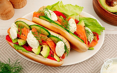 Украсьте каждый хот-дог сметаной и веточками укропа, посолите и поперчите по вкусу. Можно подавать к столу, приятного аппетита!