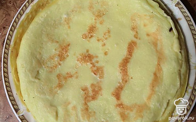 Смажьте края блинов сливочным маслом.