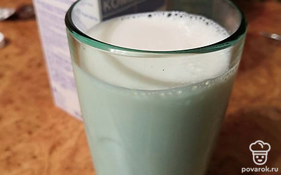 Добавьте 1 стакан молока, 2 яйца и взбейте венчиком до однородной массы, которая должна получиться как жидкая сметана. В случае необходимости добавьте муки.