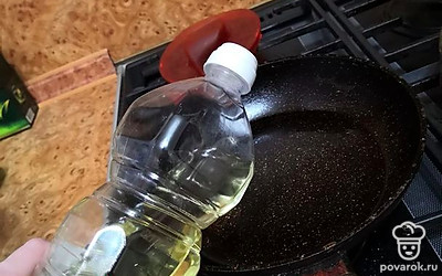 Прогрейте пустую сковороду, влейте подсолнечное масло так, чтобы оно покрыло всю поверхность тонким слоем, выпекайте по 1 минуте каждую сторону на медленном огне.