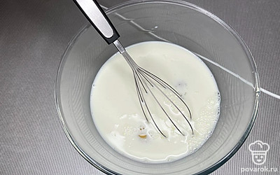 Яйца разбить в ёмкость и добавить 400 мл молока и перемешать хорошо.