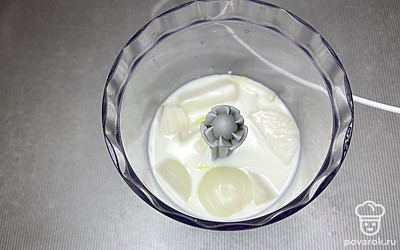 Остальное молоко влить в блендер, добавить почищенный и порезанный на дольки лук и все вместе измельчить.