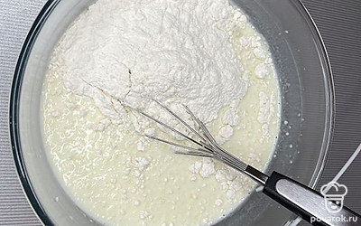 Смешать вместе лук с молоком и молоко с яйцами, добавить просеянную муку, и все перемешать.