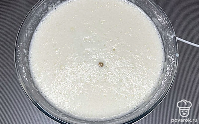 В полученную массу добавить кипяток и растительное масло, все перемешать и дать тесту постоять минут 10-15.