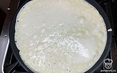 Затем начинаем выпекать блины на антипригарной сковороде.