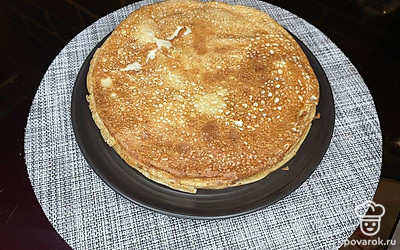 Блины выпекаем с двух сторон.