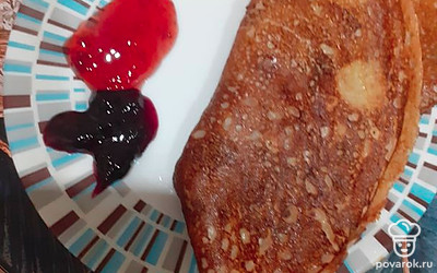 Подаём с вареньем или джемом. Можно кушать с мёдом. В общем, кому какая начинка нравится. 