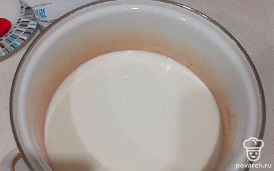 Наливаем молоко в кастрюлю. 