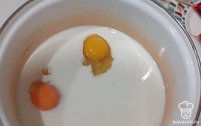 Добавляем 2 яйца.