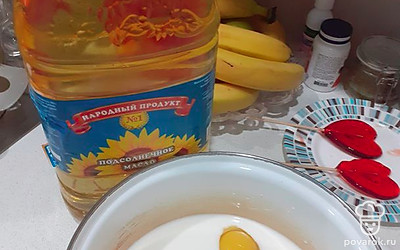 Кладём подсолнечное масло, соль и хорошенько перемешиваем.