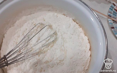 Затем добавляем всю порцию муки. Должно получиться густое тесто.