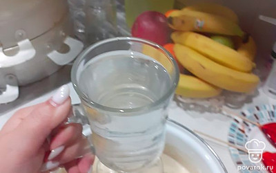 К пустому тесту добавляем кипяток и хорошенько перемешиваем. Должно получиться жидкое тесто. 