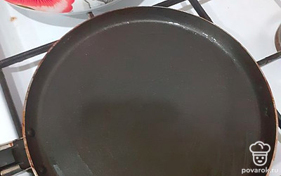Ставим сковородку на огонь, смазываем подсолнечном маслом.