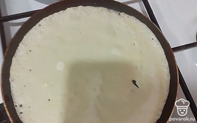 Затем паловником наливаем наше жидкое тесто. Через пару минут переворачиваем. 