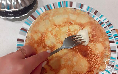 Готовые блины кладём на тарелку и смазываем сливочным маслом. 