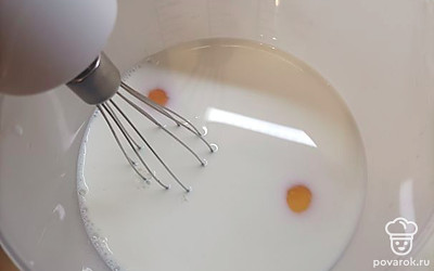 К молоку добавить яйца и перемешать. Для этого можно использовать венчик или миксер.