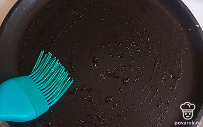 Сковороду разогреть и смазать маслом.