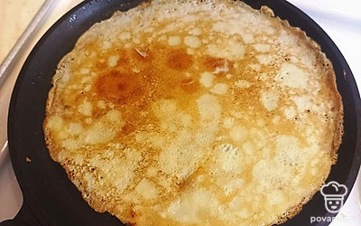 Выпекать блины на среднем огне. Обжаривать с каждой стороны по 1-2 минуты.