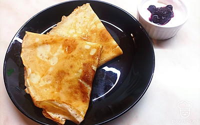 Подавать блины можно со сметаной и любимым вареньем.