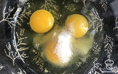 Яйца взбить с солью и сахаром. 