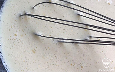 Добавить половину молока.