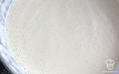 Добавляем остатки молока и перемешать до однородной массы, добавить масло.